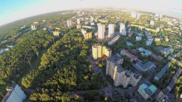 Elk adasında büyük park ile Cityscape — Stok video