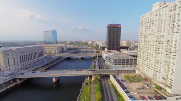 Paisaje urbano con tráfico en puentes — Vídeos de Stock