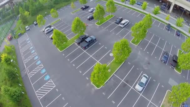 Beberapa kendaraan di tempat parkir mobil — Stok Video