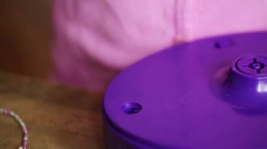 Kız el boncuk dökme