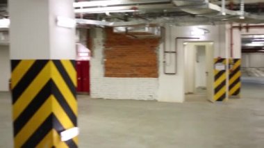 Boş geniş yeraltı otoparkı