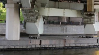 Şehir ve yürüyen insanlar modern köprü görünümü altında