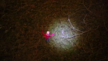 Kız ve erkek ışık daire ile oynuyor 