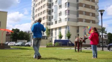 Kız ve oğlan uçurtma rüzgar üzerinde denize indirmek 