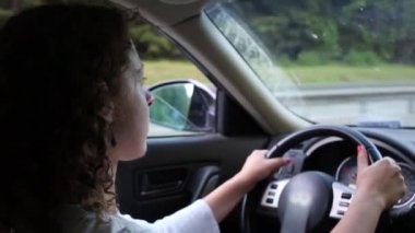 Otobanda Araba Süren Kadın