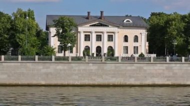 Dolgu, ağaçları arasında sütunlarla evi