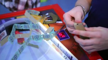 Çocuk biletleri toplar