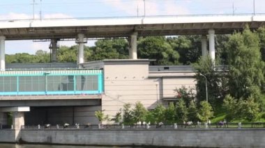 Dolgu, insanlar ve iki düzeyli köprü yürüyüş