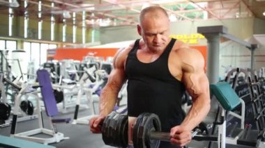 Spor salonunda vücut geliştirmeci Jersey standları 