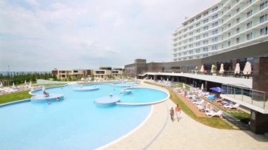  Turistlerin büyük Yüzme Havuzu