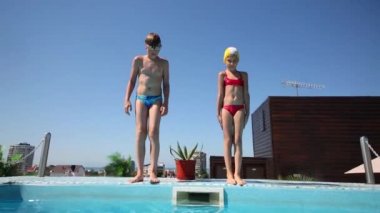 kız ve oğlan suya atlamak