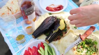 Piknik masa taze sebze ile 