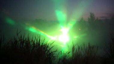 Göl kenarında lazer gösterisi 