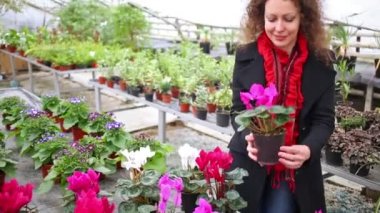 Güzel bir kadın tutarak pot