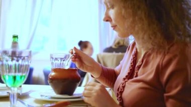 Kıvırcık kadın seramik ot yiyor 