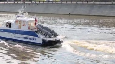 Modern küçük motorlu gemi Nehri üzerinde