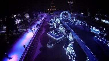 Işıklı süslemeleri ile buz pateni pisti 