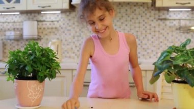 Kız mutfakta masada kirli mendil