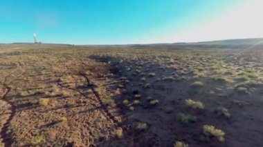 Ufukta tepeler ile Çayır