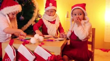 Küçük kız ve erkek santa kapaklar 