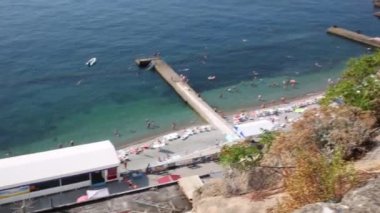 insanlar ve piers yaz, deniz kıyısında