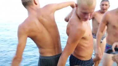 Adam başka bir adam su için bastırıyor