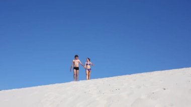 Erkek ve kadın Sahilde yürüyüş