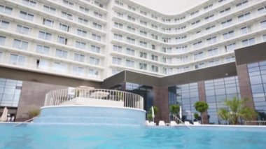 Otel yakınındaki boş havuza