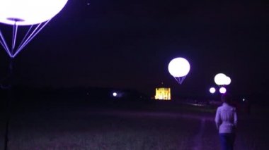 Çayırda topu fener ile yürüyen kadın