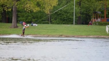 Gemide erkek wakeboarder trenler 