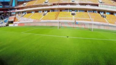 Tribünlerin yakınındaki çim sahada kapı 
