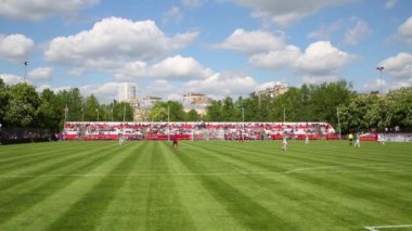 İki takım ile futbol sahası 