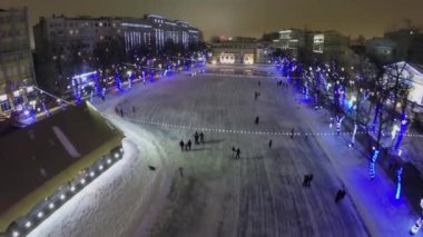 Buz pateni pistinde buz pateni yapanlar 