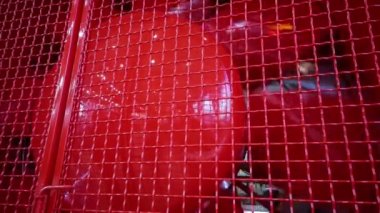 Büyük kırmızı metal pervane kılavuzunda