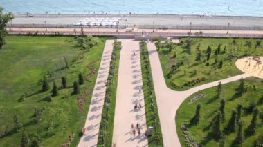 Deniz quay istirahat kişi ile yolda yürüyor