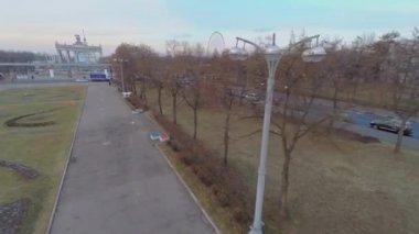 Drone parkta çiçek tarhları üzerinde uçar  