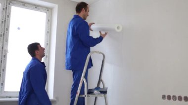 işçiler ölçülü fiberglas levha rulo