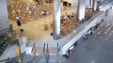 kafe ve yürüyen insanlarla büyük Salonu