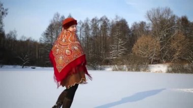 Kadın karlı glade ile çalışır 