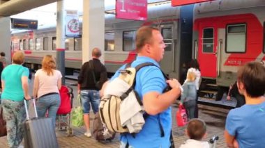 Tren demiryolu platformu bekleyen yolcular