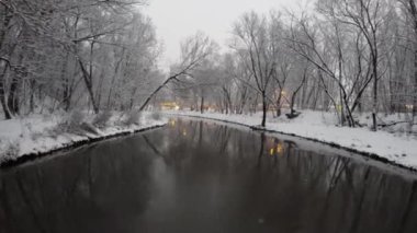 Yauza nehri ile parkta kar yağışı 