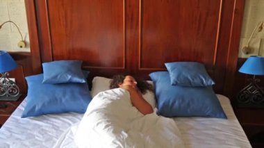 Ahşap Çift Kişilik Yatak üzerinde güzel kadın