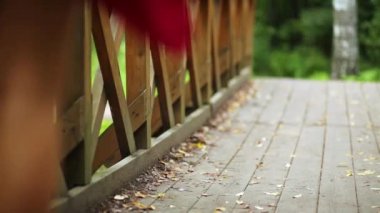 Genç kızın köprüde yürüyüş bacaklar