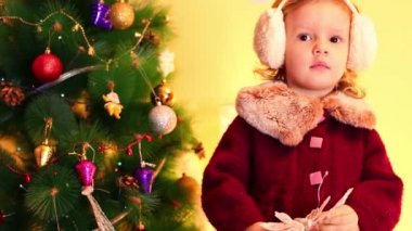 Küçük kız Noel ağacının yanında