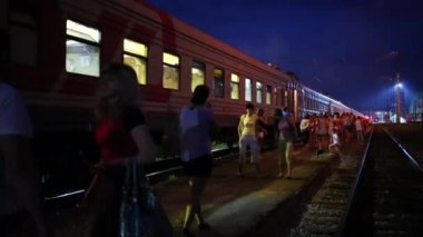 Yolcu treni ile birlikte yürür 