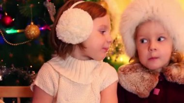 Noel ağacı yanında küçük kızlar 