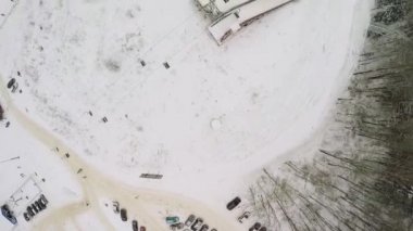 Snowboard ve Kayak insanlarla yolculuk 