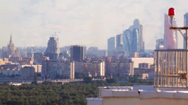 Uzun boylu Moskova'da binasında kırmızı fener