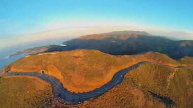 Golden Gate Köprüsü yakınlarındaki dağ yolu 
