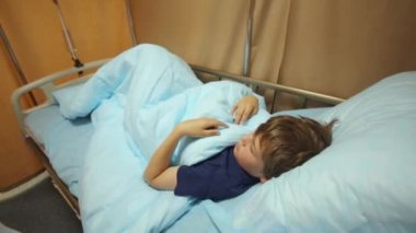 Kadın doktor iğne hazırlanılıyor